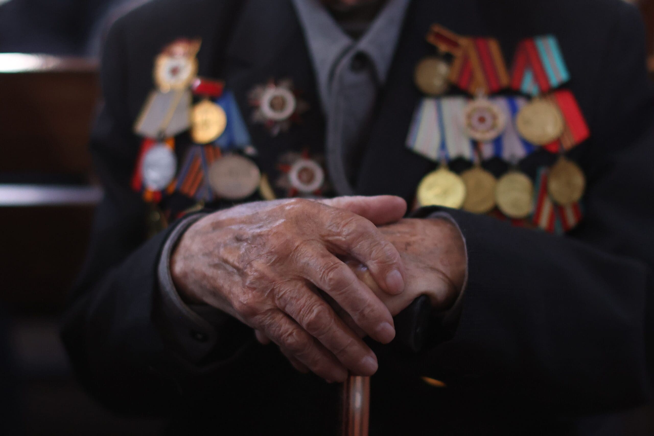 480876421_942667061352393_4239535928268312676_n hands of an elderly war veteran